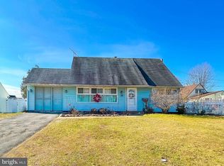 31 Petunia Rd, Levittown, PA 19056