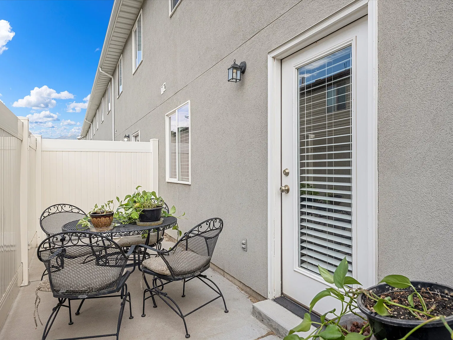 3 bed, 2.5 bath, 1341 sqft, $1,800 — Photo 4
