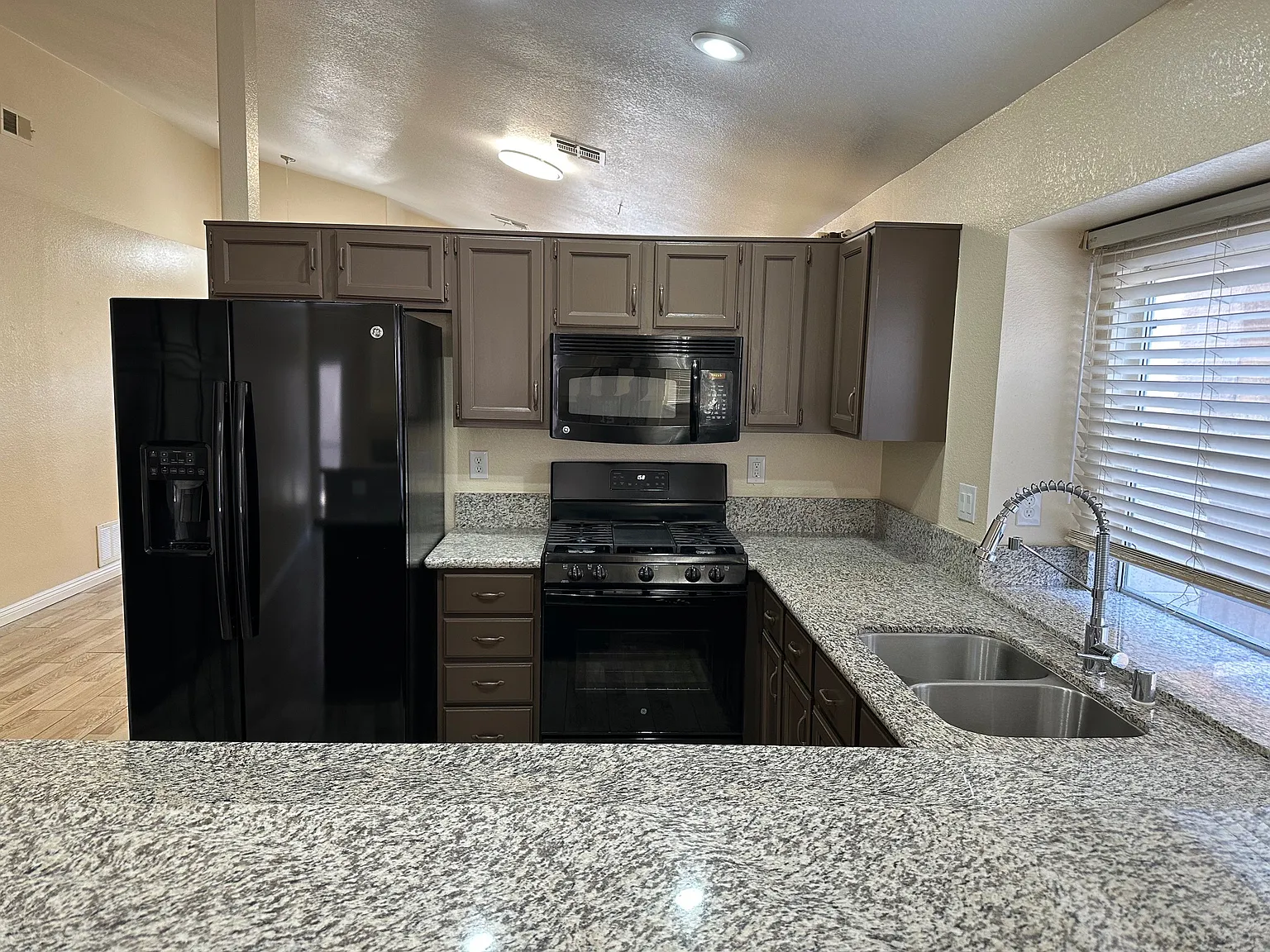 3 bed, 1524 sqft, $1,975 — Photo 1