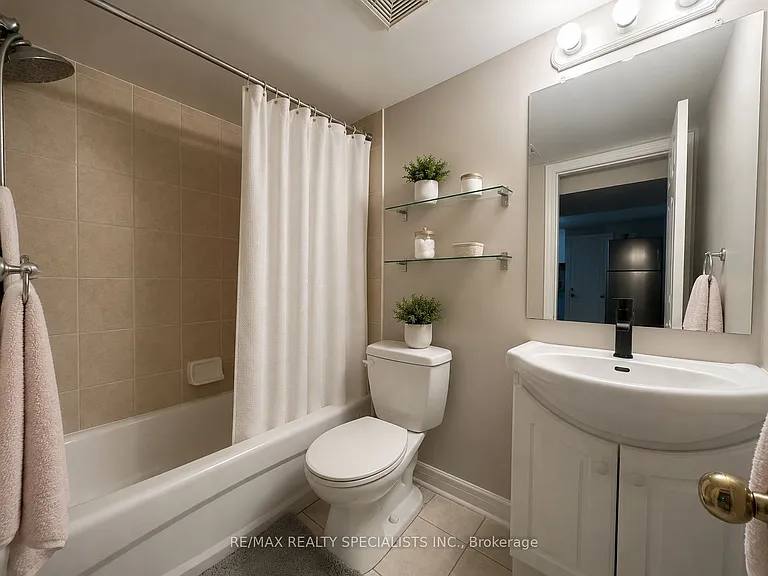 1763 Sandgate Cres #LOWER — Photo 7
