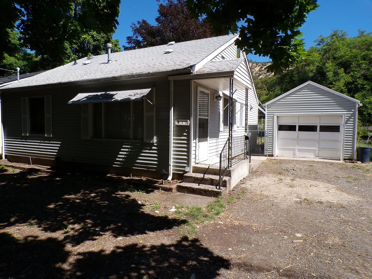 Charming 2 Story Gold Hill Home for Rent — Photo 2