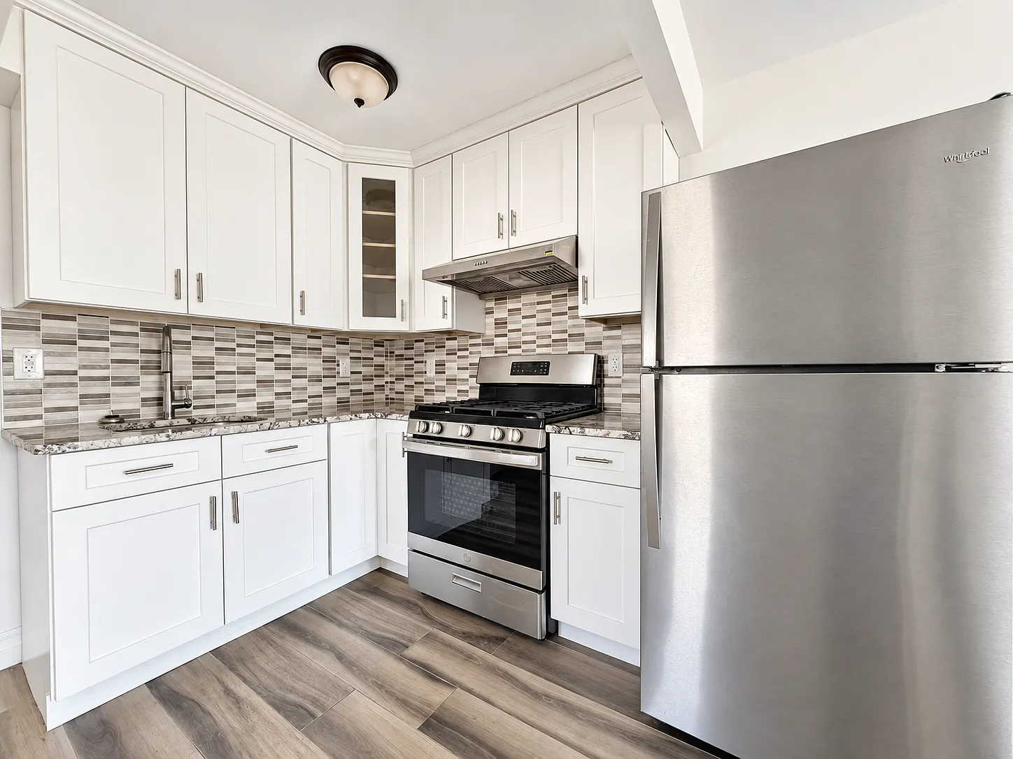 2 bed, 850 sqft, $3,000 — Photo 2