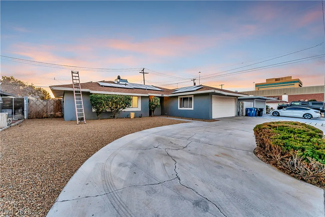 4 bed, 2.0 bath, 1827 sqft, $2,890 — Photo 4