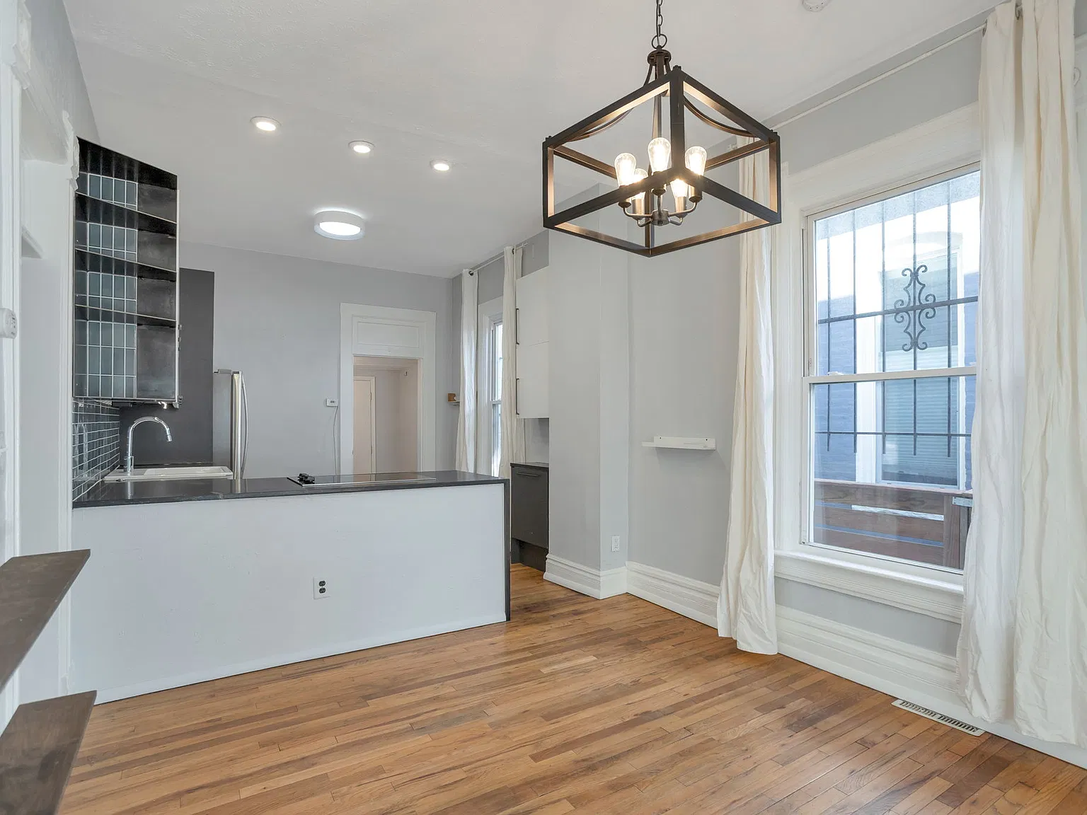 2 bed, 850 sqft, $2,400 — Photo 4