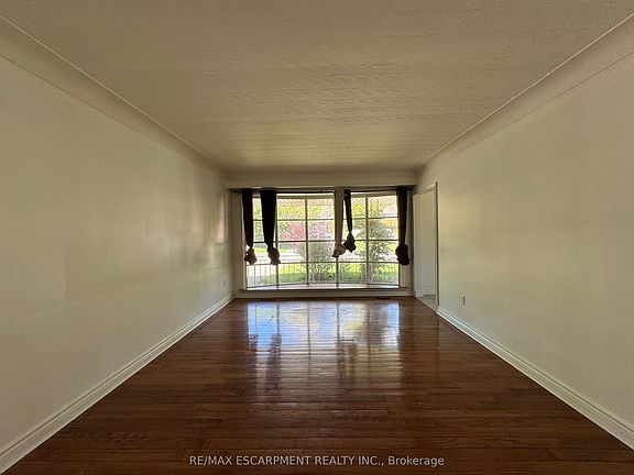 3rd image of 71 Hoover Cres