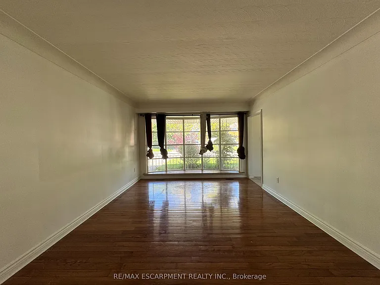 71 Hoover Cres — Photo 3