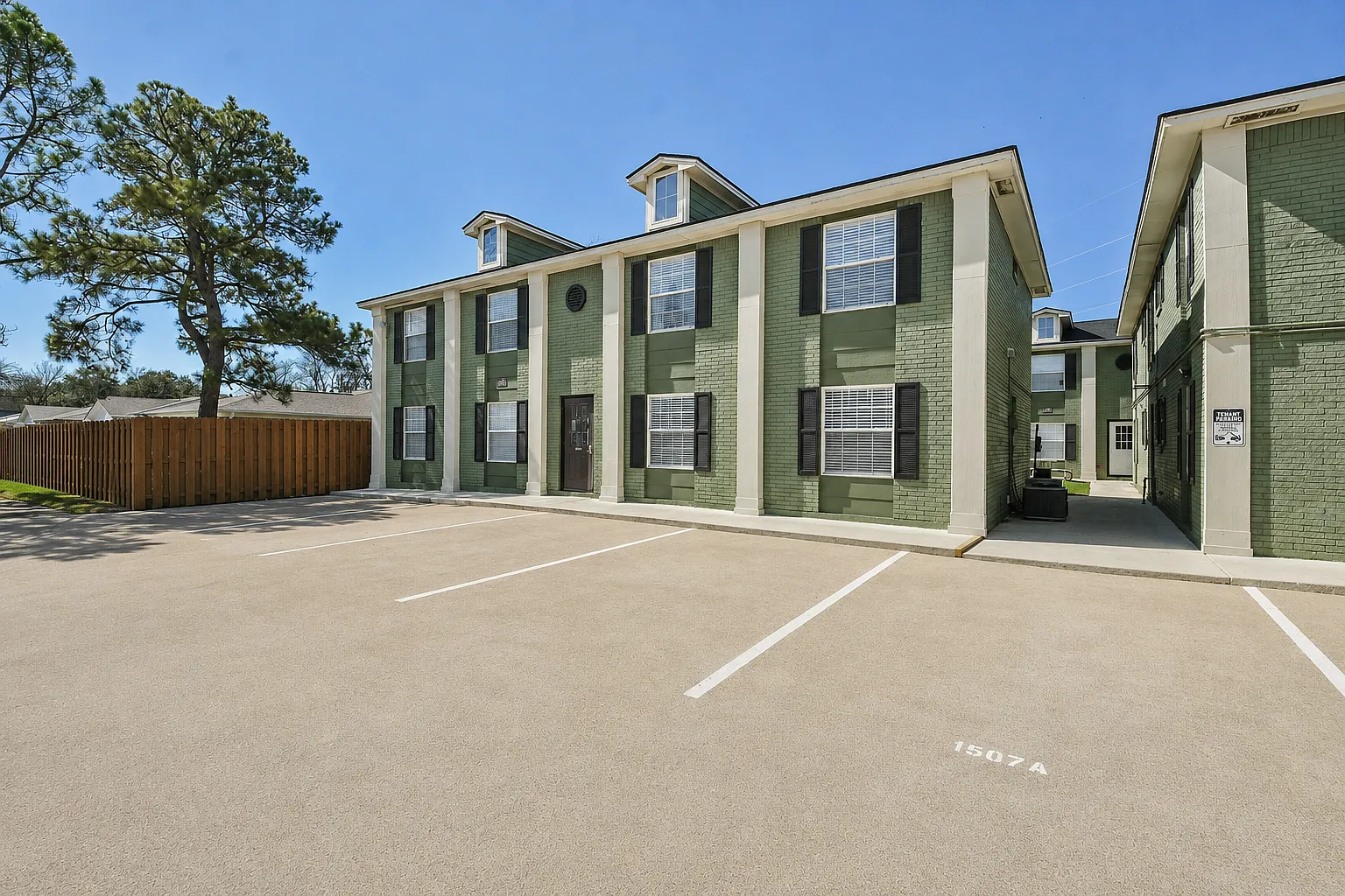 Broadmoor Apartments — Photo 3