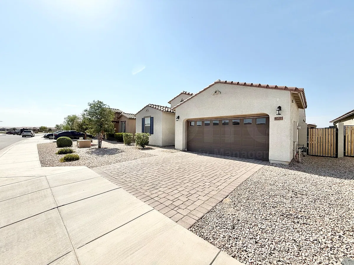 3 bed, 2.0 bath, 1902 sqft, $1,999 — Photo 3