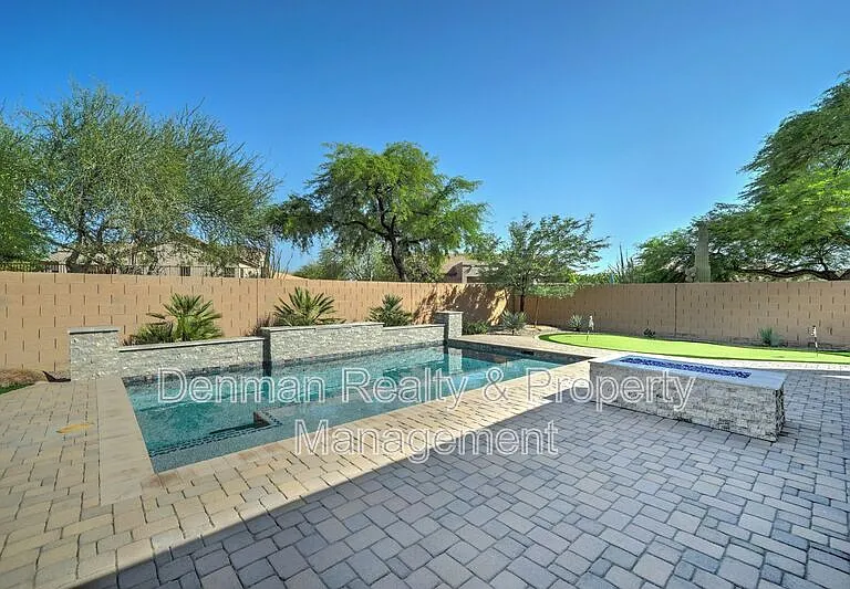 1357 N Drexel — Photo 37