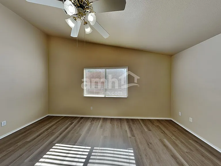 325 Greenleaf Glen St — Photo 9