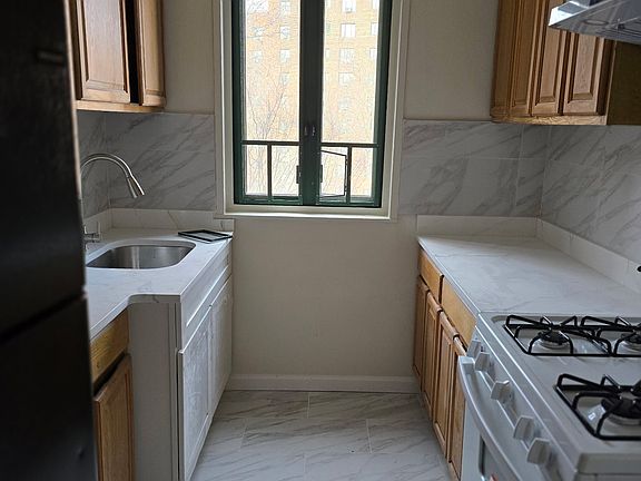 4th image of 1959 McGraw Ave APT 4E