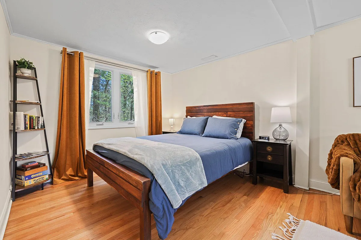 Queen Bed - 65 Cisco Rd
