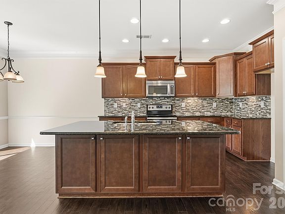 4th image of 106 E Heart Pine Ln