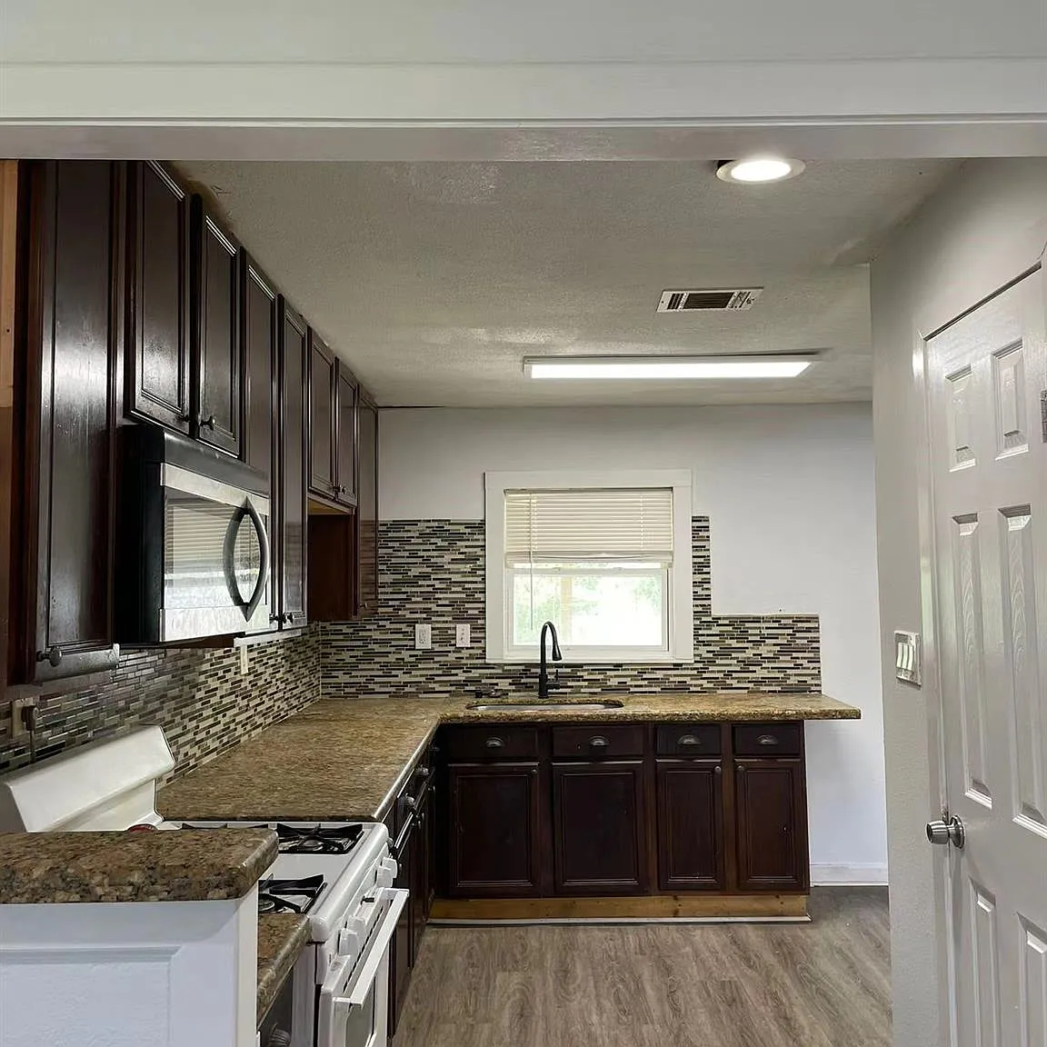 3 bed, 1.0 bath, 960 sqft, $1,090 — Photo 1
