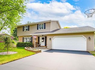 417 Raintree Dr, Fort Atkinson, WI 53538