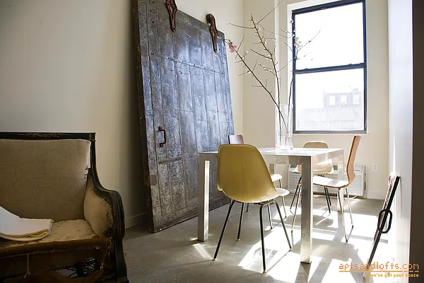 Rented by aptsandlofts.com | media 25