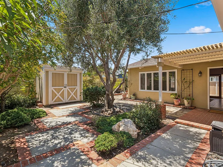 929 Junipero Dr — Photo 23
