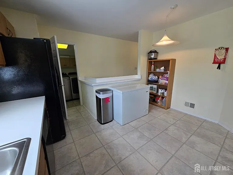 8 Glastonbury Dr — Photo 13
