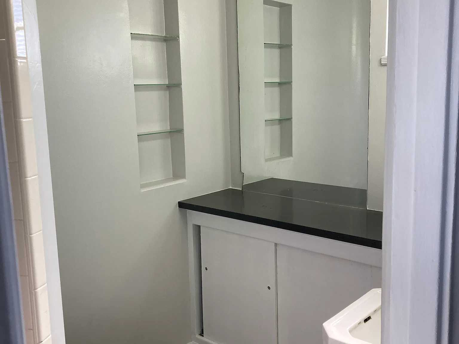2 bed, 900 sqft, $4,200 — Photo 3
