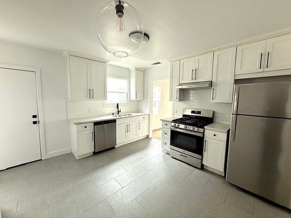 3rd image of 328 N Kingsley Dr #334-1/4
