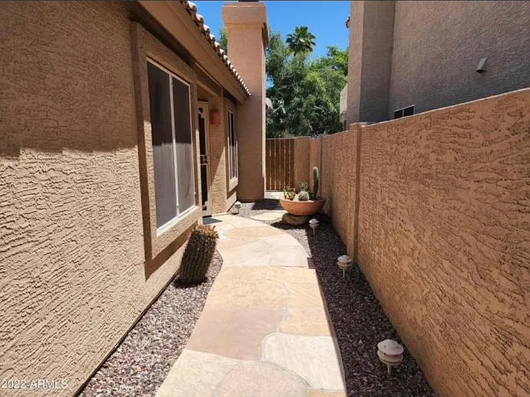 1075 N Saguaro St — Photo 3