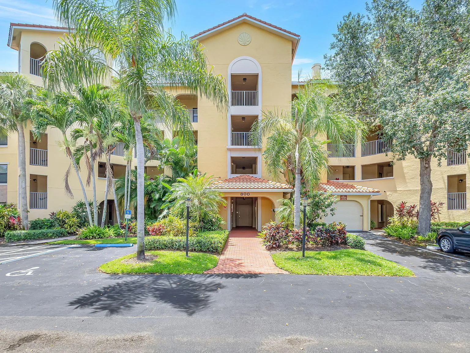 2 bed, 2.0 bath, 1192 sqft, $2,700 — Photo 2