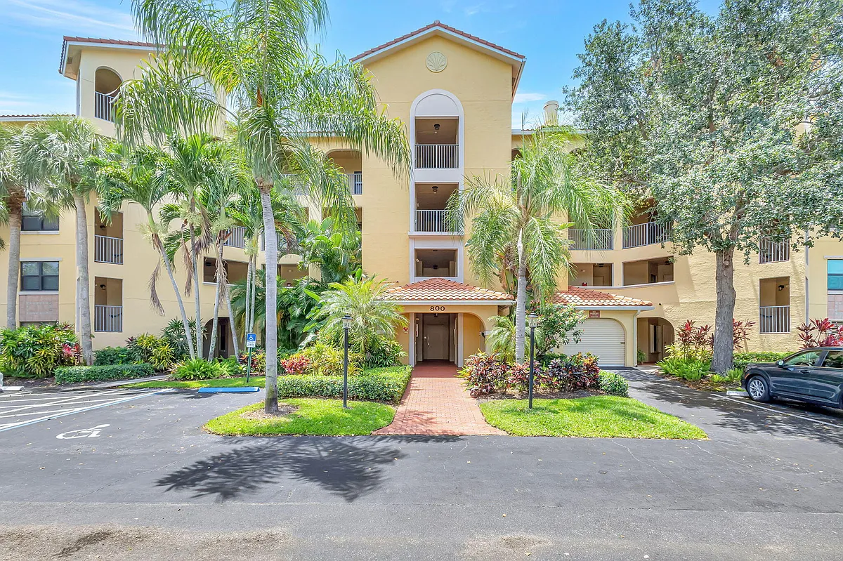 Building Photo - 800 Uno Lago Dr #302