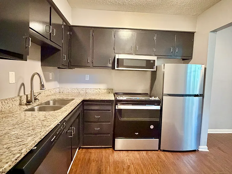 163 Lakeshore Dr #2 — Photo 4