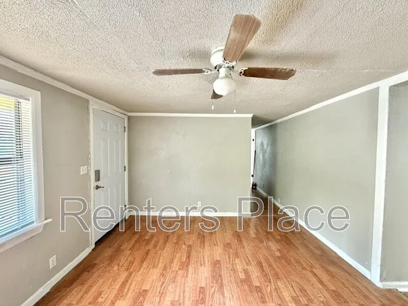 3 bed, 1.0 bath, 760 sqft, $1,100 — Photo 3
