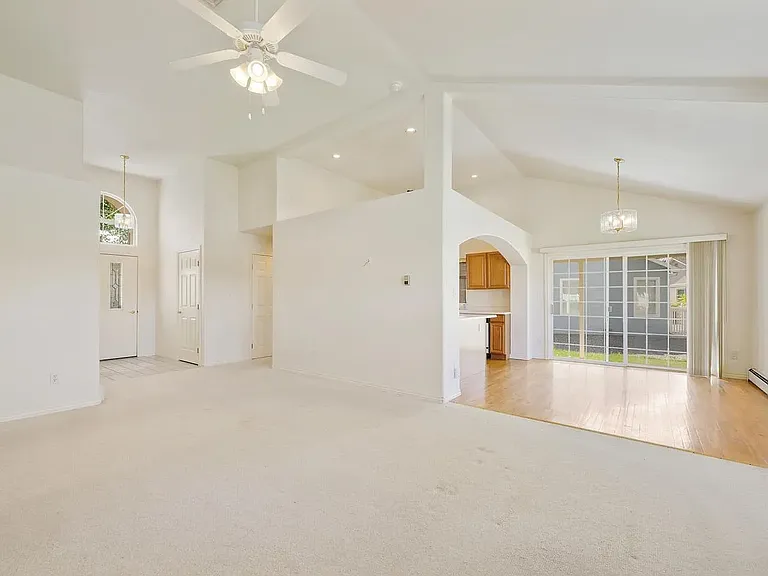 712 E Harbor Cir — Photo 7