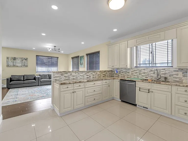 5977 Nightingale St — Photo 9