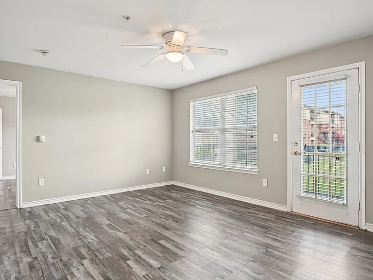 Timber Oaks Apartments — Photo 7