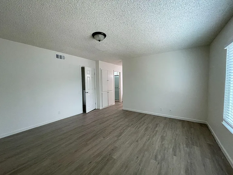 Master bedroom, 2nd angle (bedroom 2)