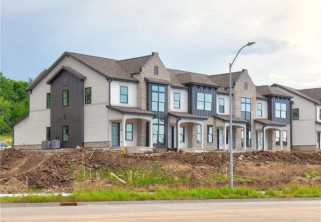 6460 Galleria Dr — Photo 1
