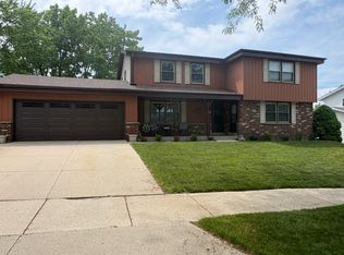 6927 S Juniper Dr, Oak Creek, WI 53154