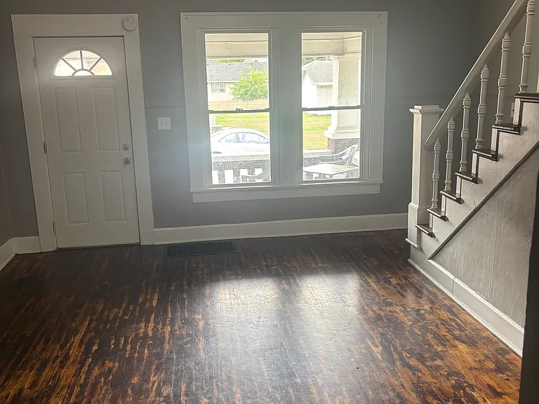 437 Leeds Ave — Photo 4