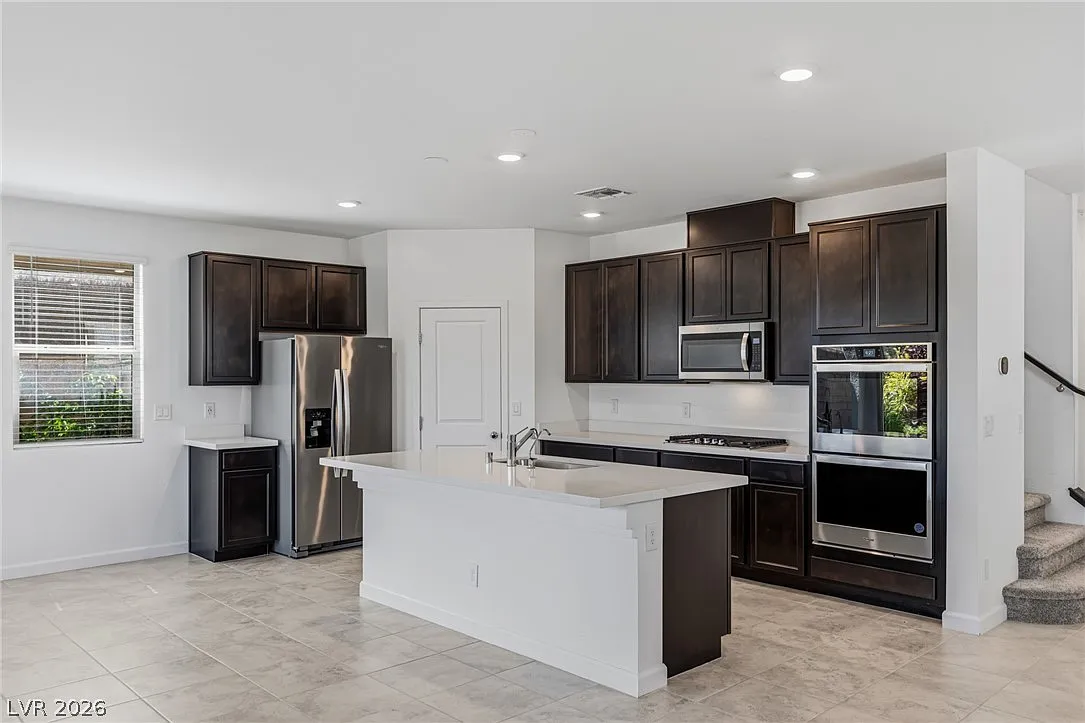 5 bed, 4.0 bath, 2454 sqft, $3,495 — Photo 3