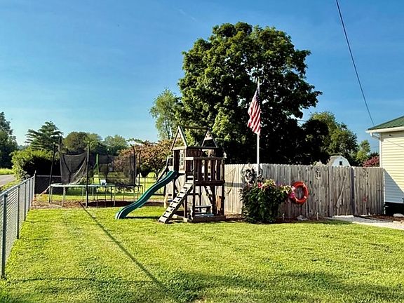 4th image of 570 Siloam Ln