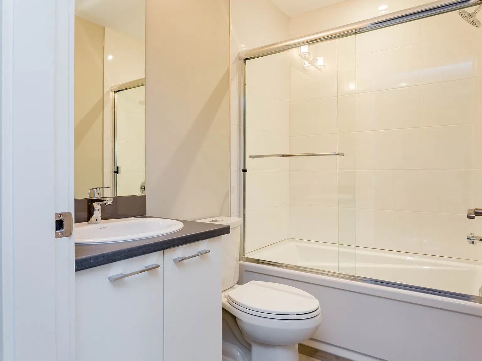 2 bed, 700 sqft, $2,200 — Photo 3