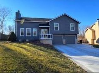 15588 Crestwood Dr, Basehor, KS 66007