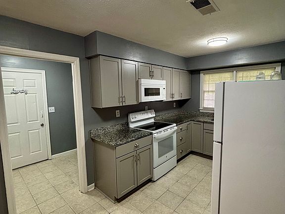 4th image of 2866 Luckie St