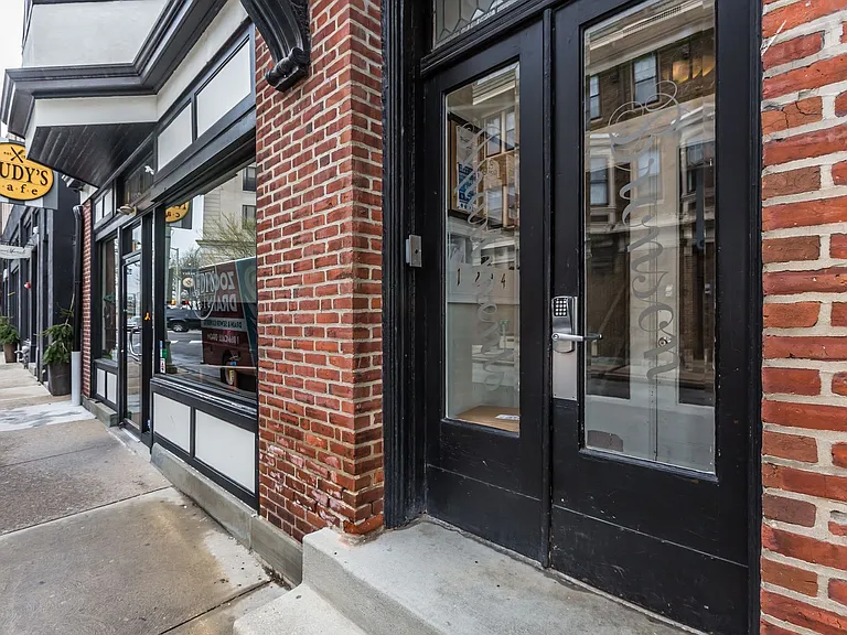 Charming Renovated Apartments in the Heart of Ardmore — Photo 13