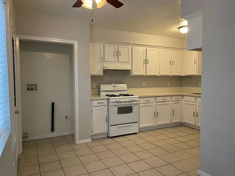 1500 N Buena Vista St #B — Photo 9