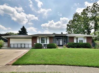 6 Wolfe Ct, Woodridge, IL 60517