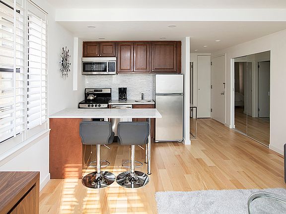 3rd image of 150 W 51st St APT 1216