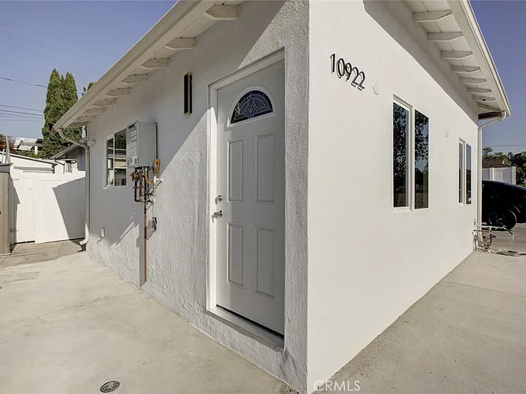 10920 Nassau Ave — Photo 2