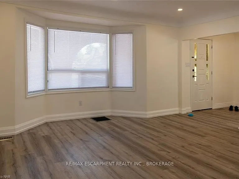 359 Queensdale Ave E #UPPER — Photo 4