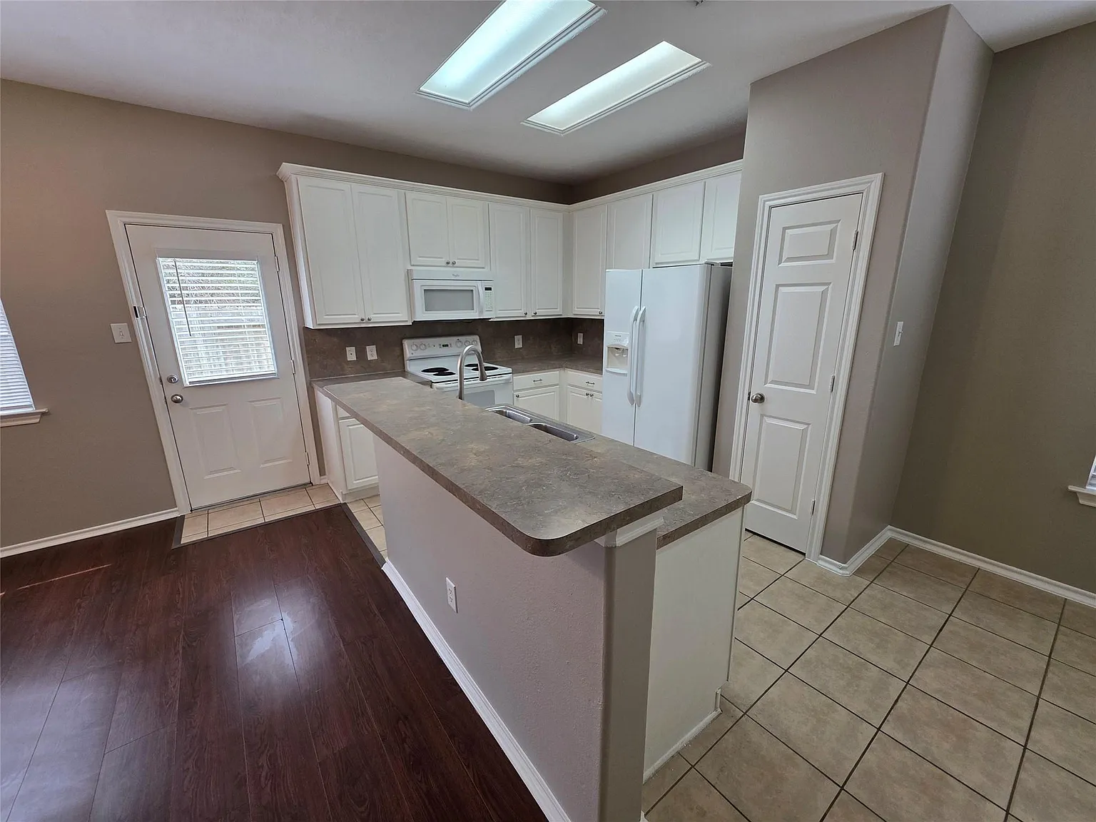 3 bed, 2.5 bath, 1503 sqft, $1,800 — Photo 4