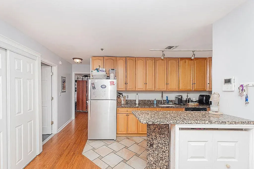 2 bed, 887 sqft, $1,900 — Photo 2