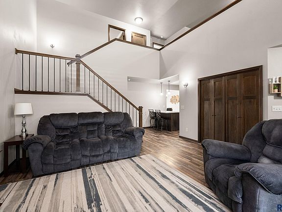 4th image of 5011 E 63rd St